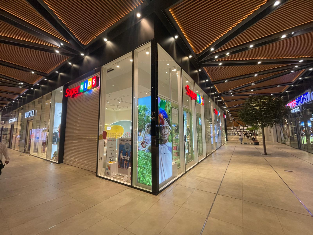 Mağaza ve showroom temizliğini temsil eden vitrinli mağaza alanı